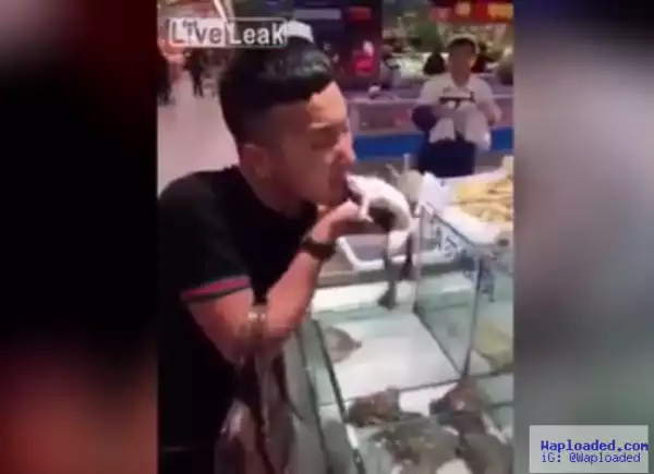 Man bites off head of live frog before proceeding to eat its intestines (photos)